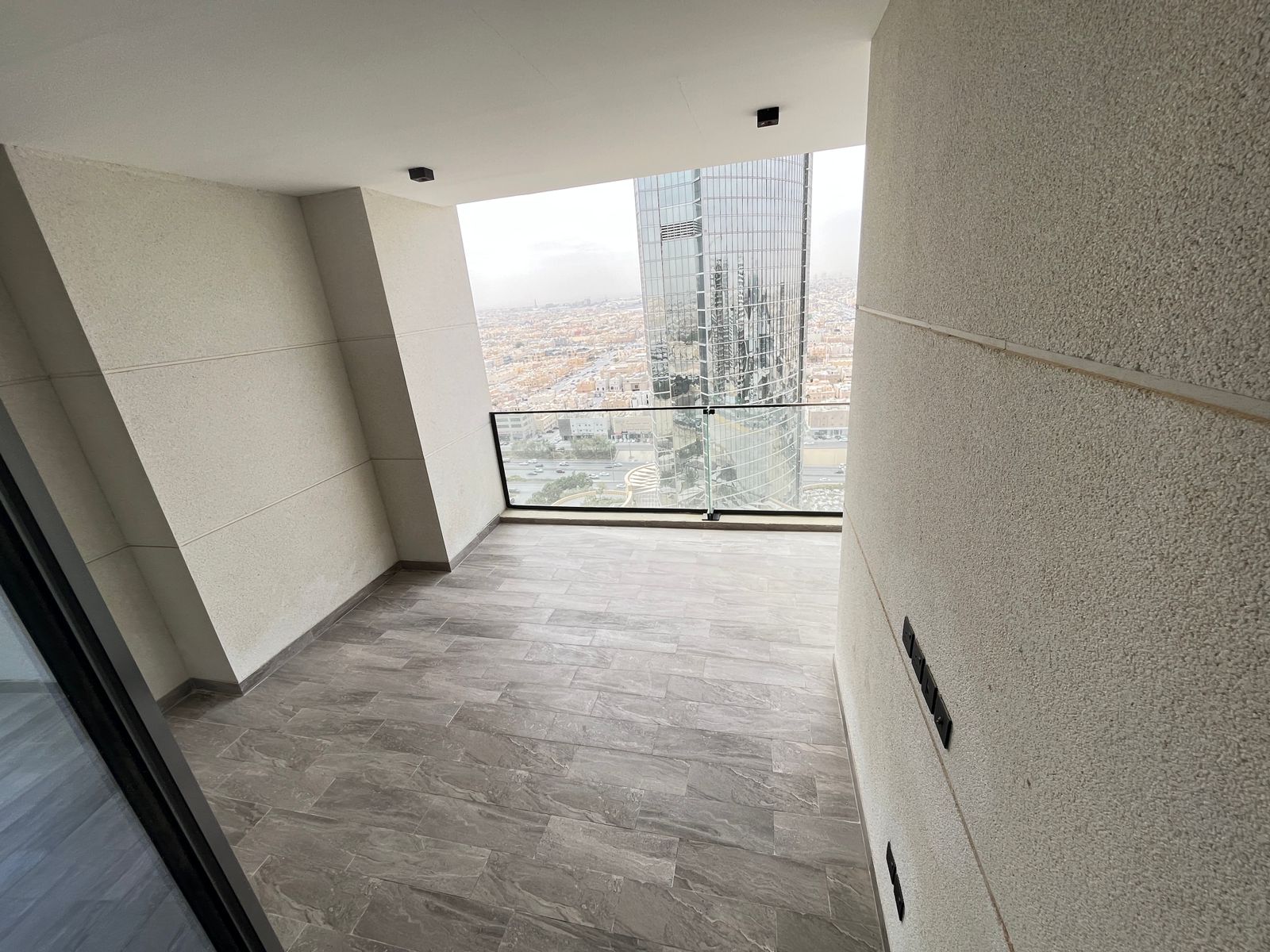 Penthouse for sale in Riyadh with skyline views thumbnail 4