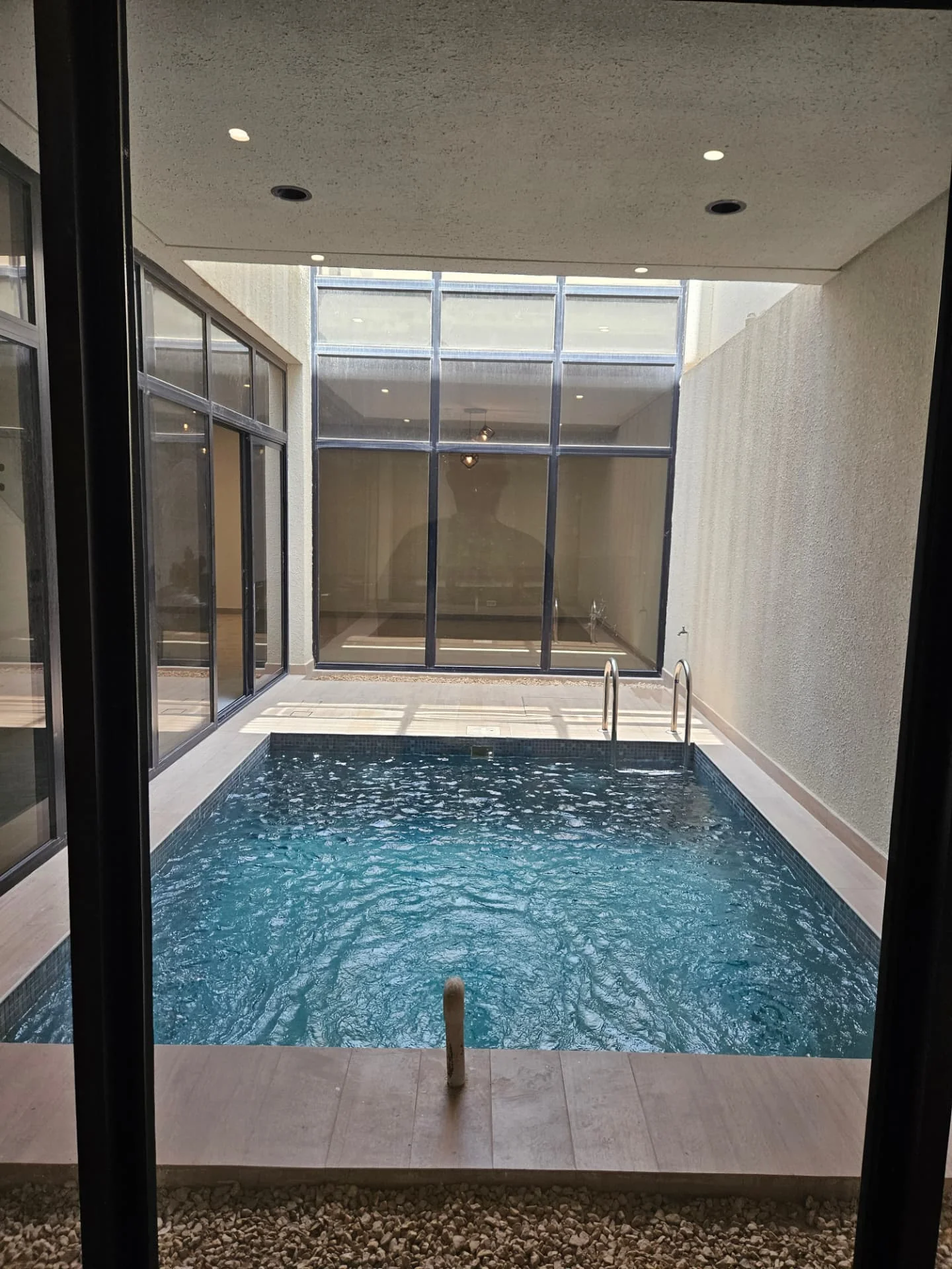 Villa for sale in Al Nayfa Compound, Al Munsiyah, Riyadh – pool courtyard with living-area glazing