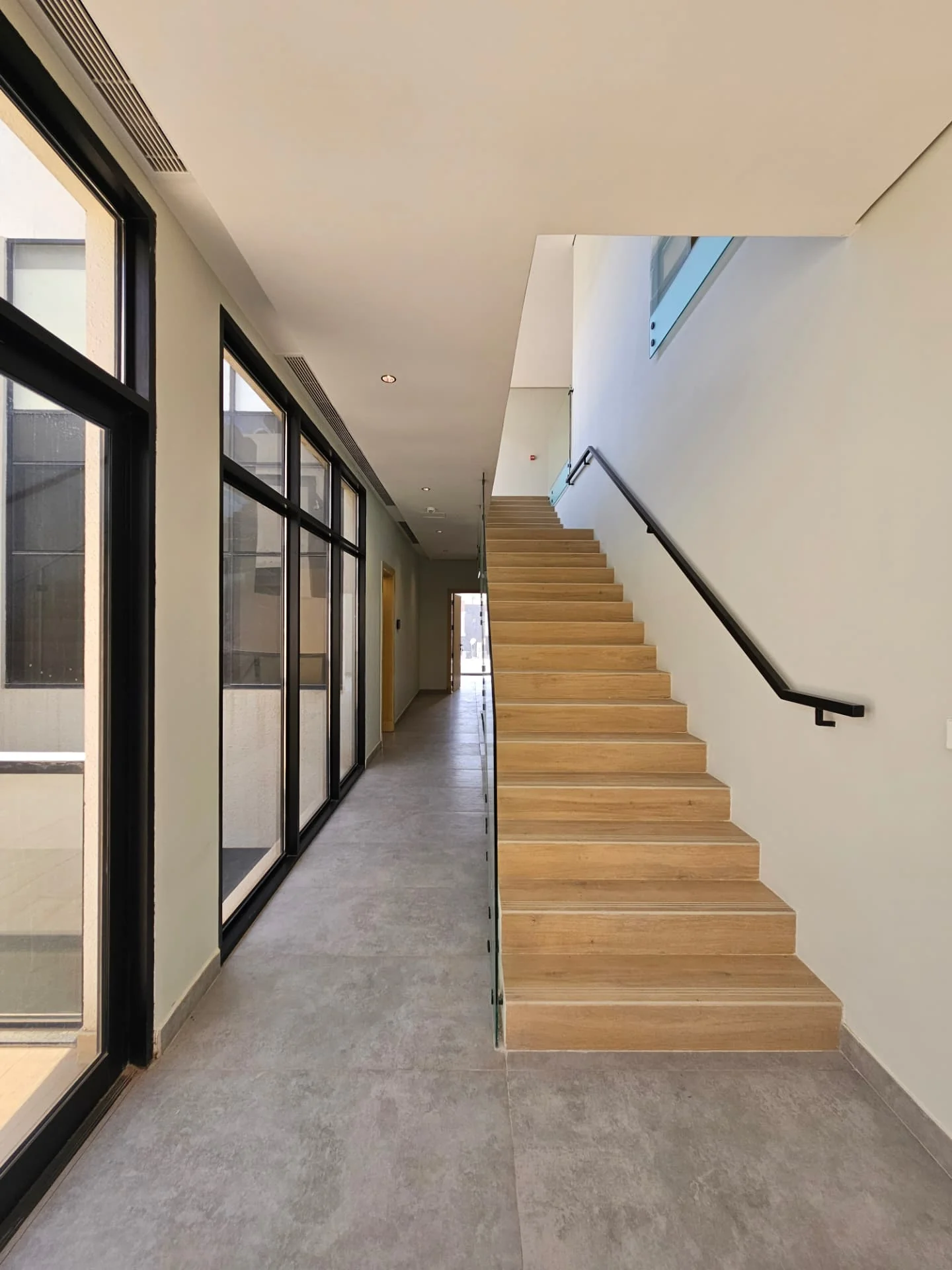 Villa for sale in Al Nayfa Compound, Al Munsiyah, Riyadh – ground-floor hallway and staircase