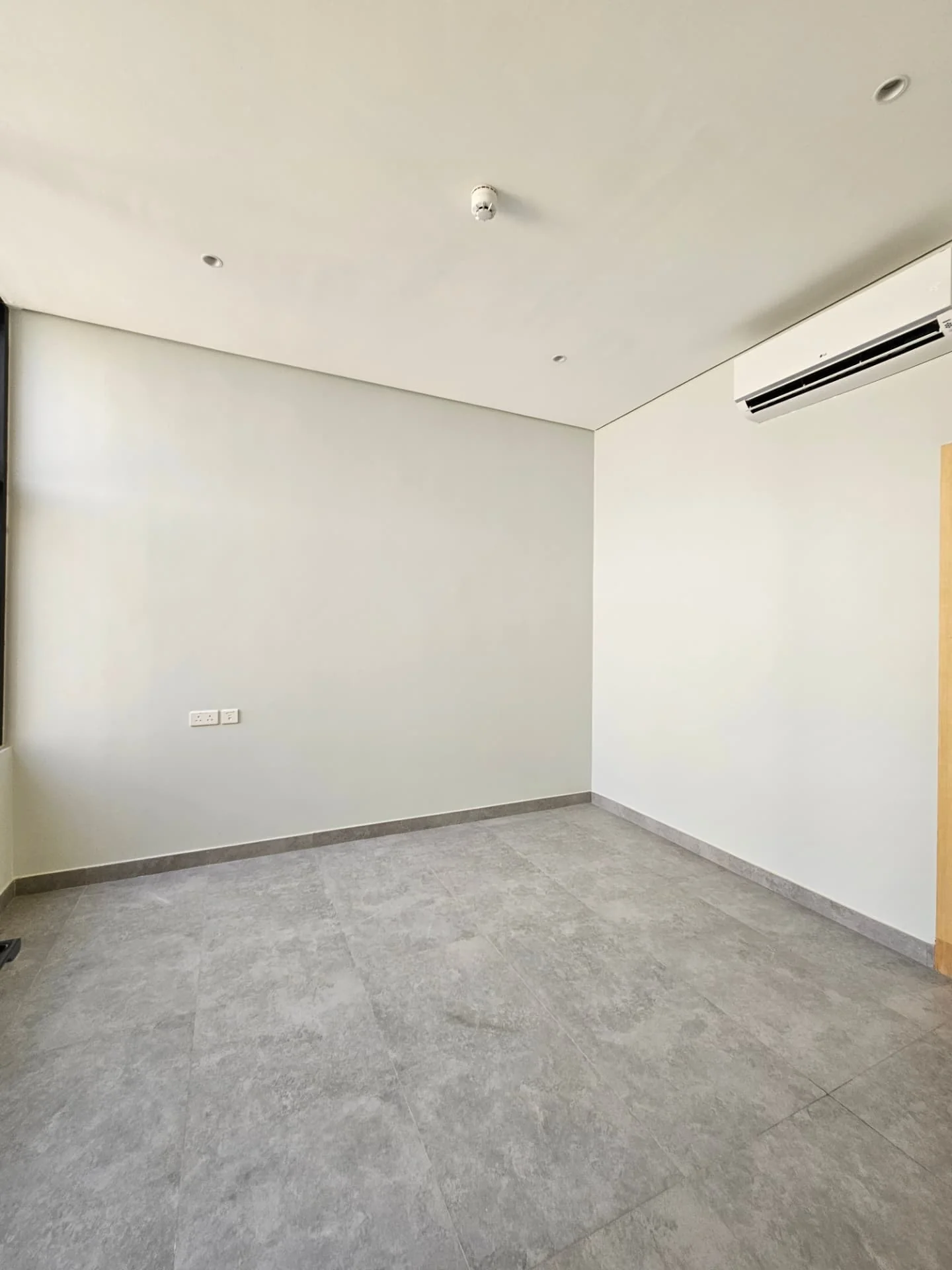 Villa for sale in Al Nayfa Compound, Al Munsiyah, Riyadh – bedroom with built-in AC
