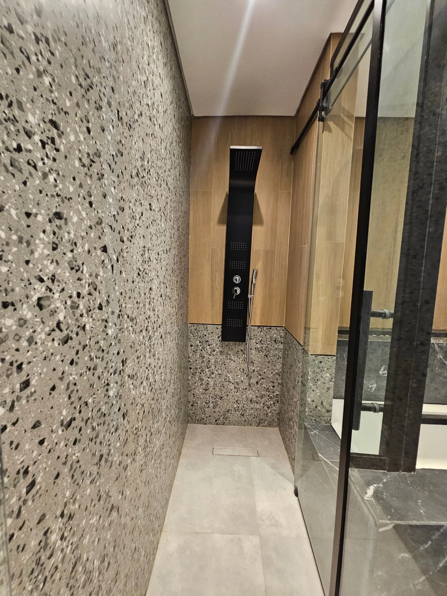 Villa for sale in Al Nayfa Compound, Al Munsiyah, Riyadh – walk-in rain shower