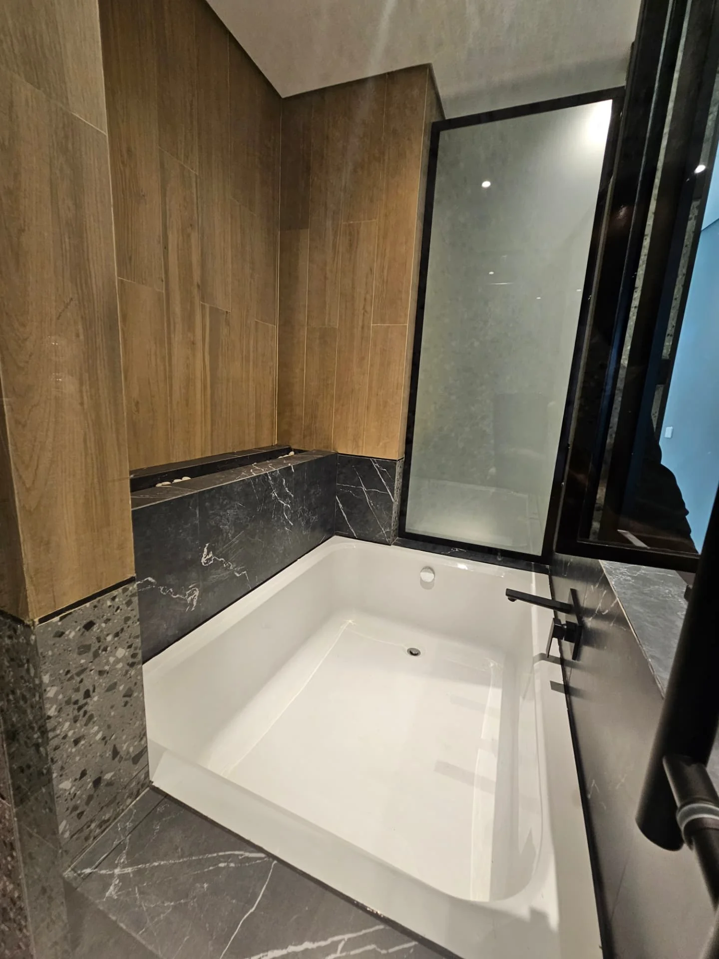 Villa for sale in Al Nayfa Compound, Al Munsiyah, Riyadh – bathtub and glass shower
