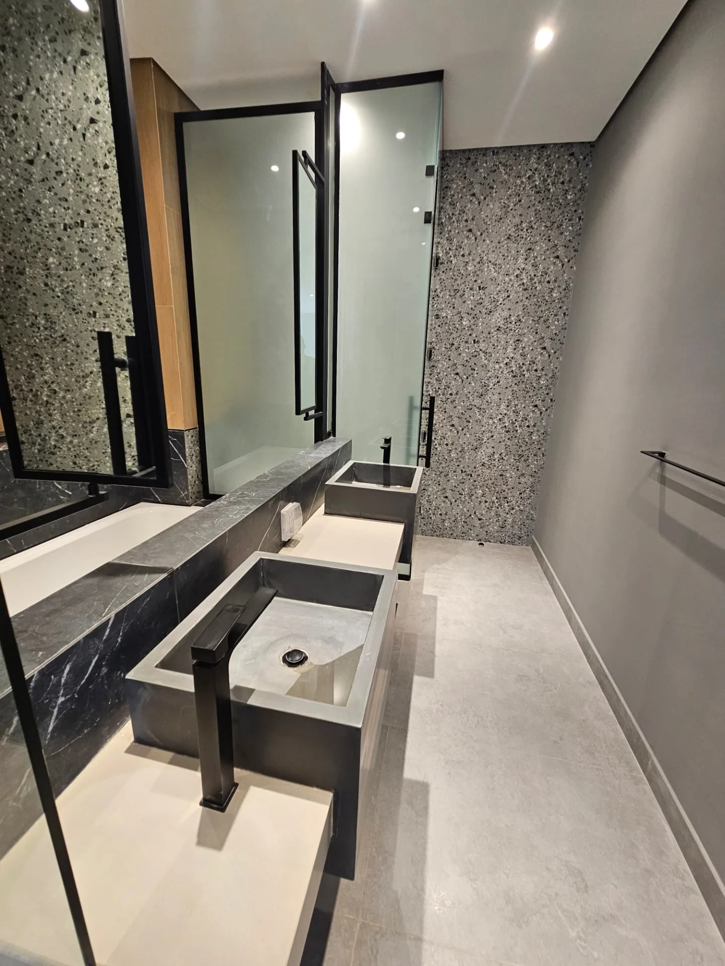 Villa for sale in Al Nayfa Compound, Al Munsiyah, Riyadh – vanity and mirror